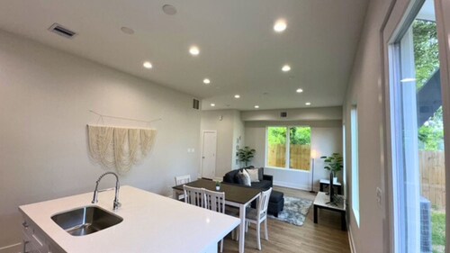 Cozy Modern Retreat 10 Mins to Heights Downtown