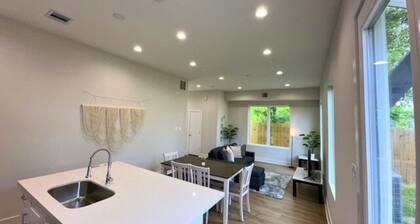 Cozy Modern Retreat 10 Mins to Heights Downtown