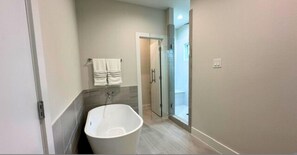 House | Bathroom - Modern 3BR Near Downtown Houston Attractions (Houston)
