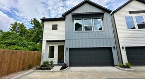 House | 3 bedrooms - Cozy Modern Retreat 10 Mins to Heights Downtown (Houston)