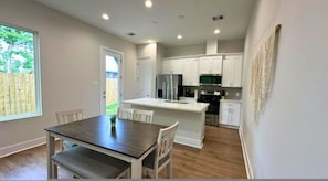 House | 3 bedrooms - Cozy Modern Retreat 10 Mins to Heights Downtown (Houston)