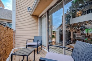 1 bedroom, desk - Upscale 1BR Condo in Med Center (Houston)
