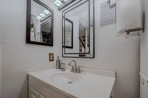 ハウス | バスルーム | バスアメニティ (無料)、バスローブ、トイレットペーパー