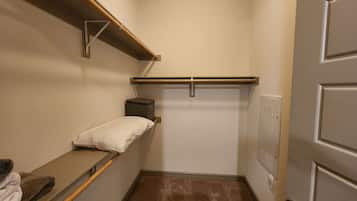 Apartment | 1 bedroom, desk