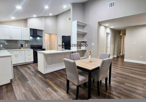 House | 3 bedrooms, desk - Spacious 3BR Home With Office (Houston)