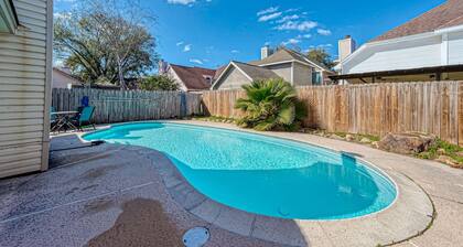 Beat the Heat in Katy w Pool