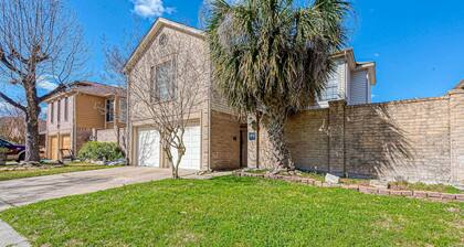 Beat the Heat in Katy w Pool