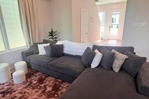House | 3 bedrooms, desk - Gated 3BR Home 10 Mins Downtown (Houston)