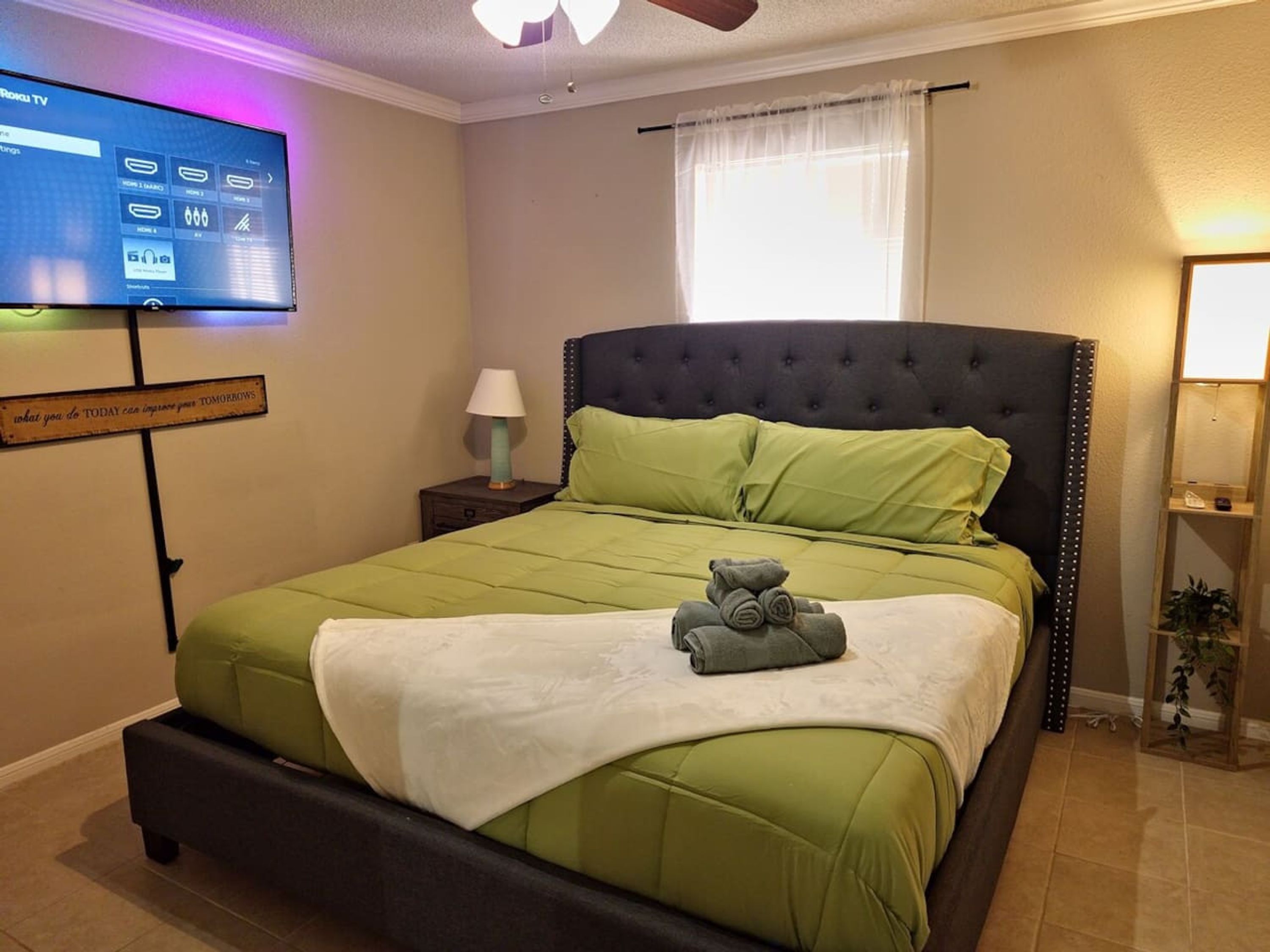 House | 1 bedroom, desk