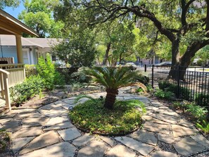 Exterior - Quiet Heights Hideaway Walk to Restaurants (Houston)