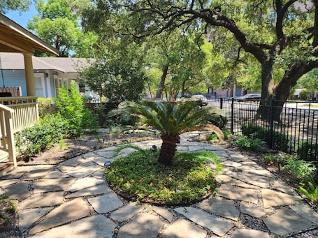 ํ์ฐ์ค | 1 ๊ฐ์ ์นจ์ค