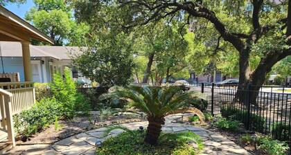 Cute Quiet Garage Apt Home