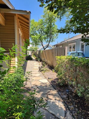 Exterior - Quiet Heights Hideaway Walk to Restaurants (Houston)