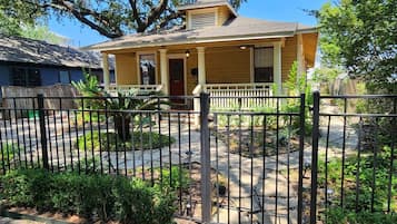 ํ์ฐ์ค | 1 ๊ฐ์ ์นจ์ค