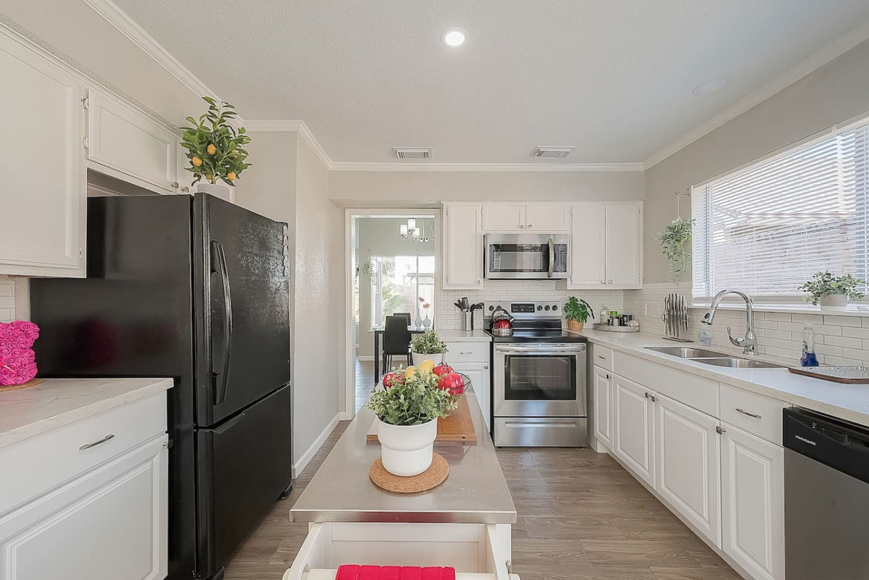 House | 3 bedrooms, desk