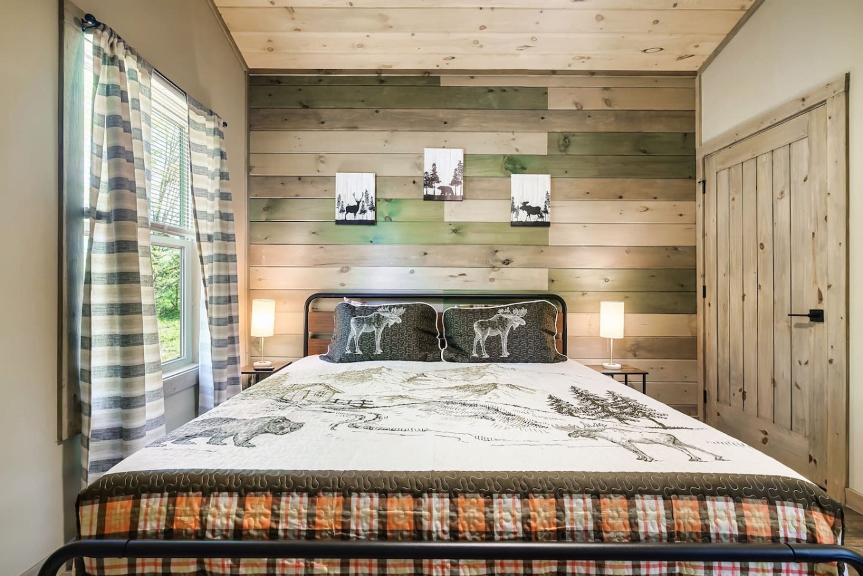 Studio | 2 bedrooms, desk