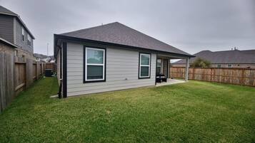 House | 2 bedrooms, desk