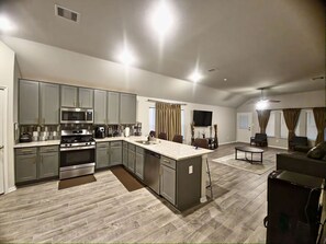 House | 2 bedrooms, desk