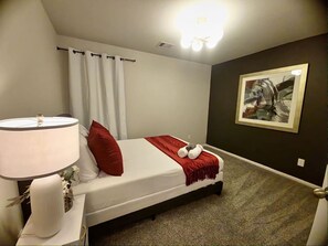House | 2 bedrooms, desk