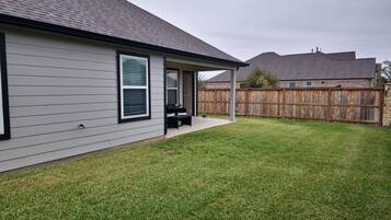 House | 2 bedrooms, desk