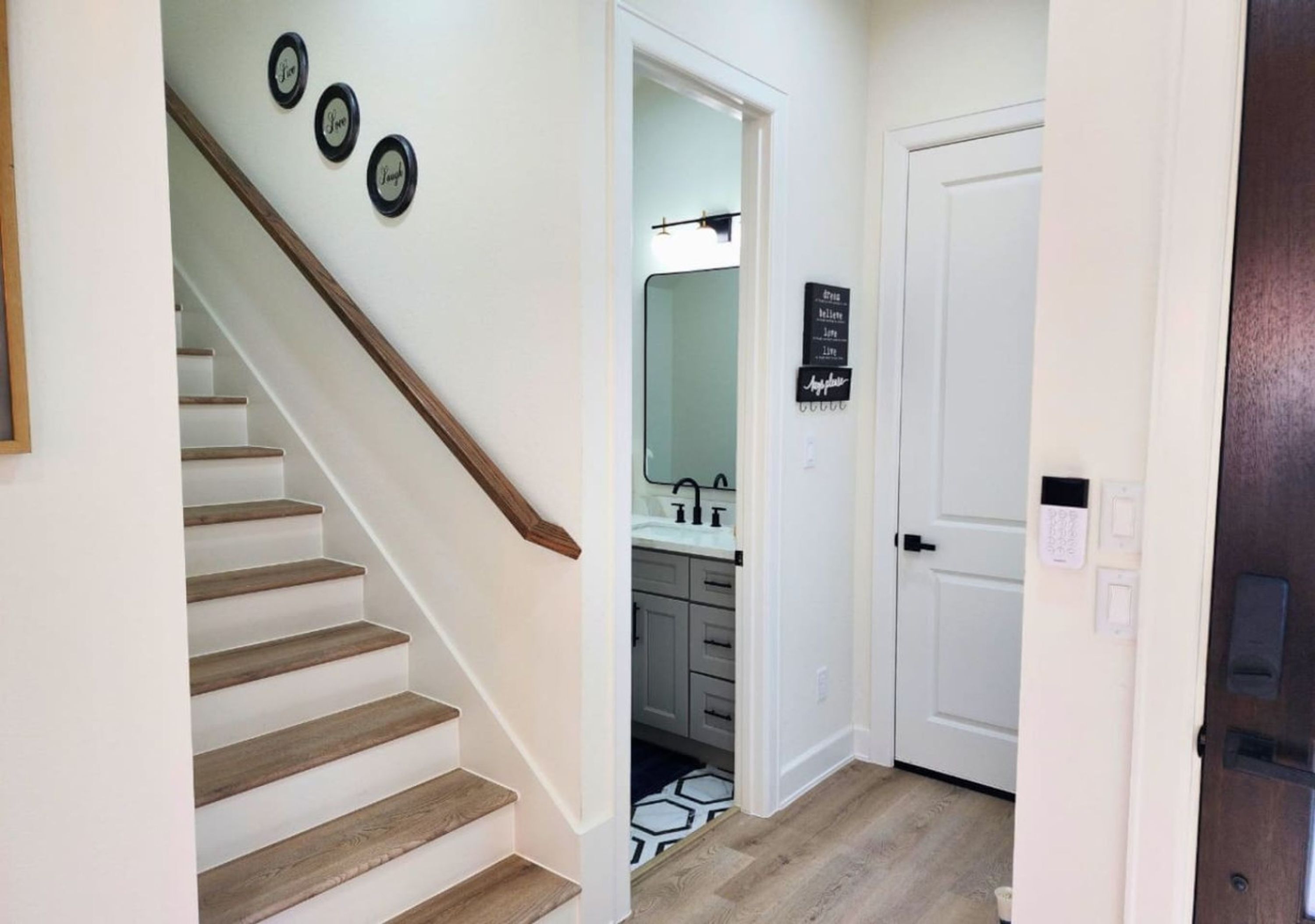 House | 3 bedrooms, desk