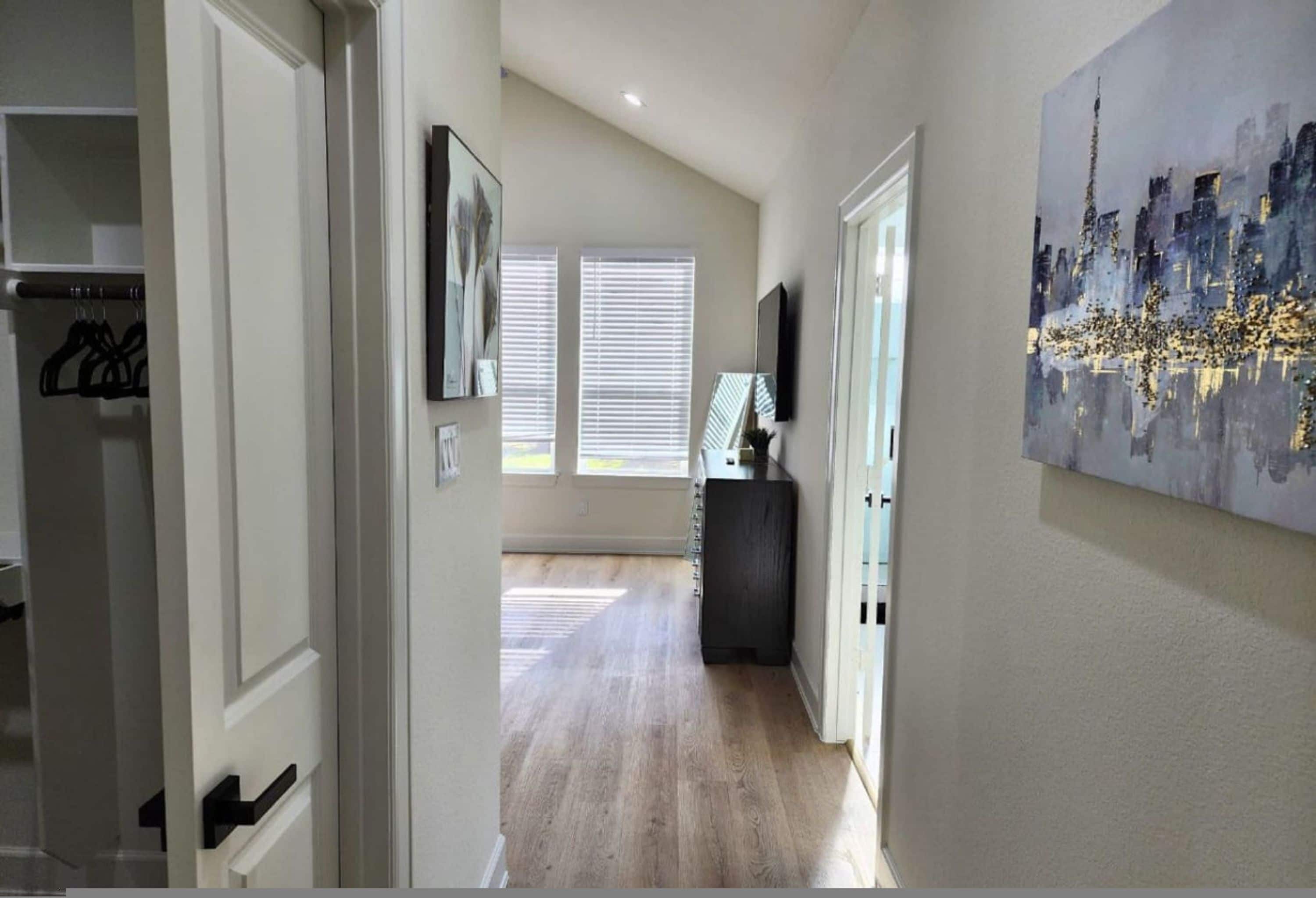 House | 3 bedrooms, desk