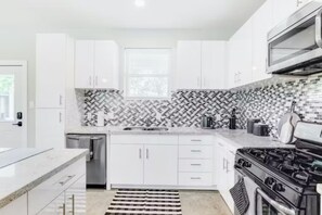 House, Smoking | Private kitchen - Stylish 3BR Townhome Near Downtown The Heights (Houston)