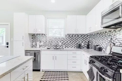 Stylish 3BR Townhome Near Downtown The Heights