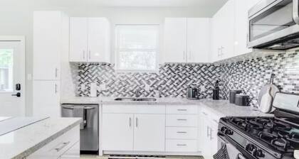 Stylish 3BR Townhome Near Downtown The Heights