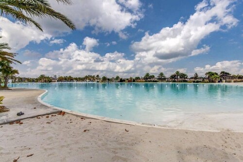 Luxury Getaway w Pool Sauna Gym Lagoon