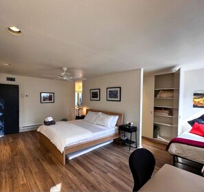 3 bedrooms - Montrose Retreat w Pool Minutes From Everything (Houston)