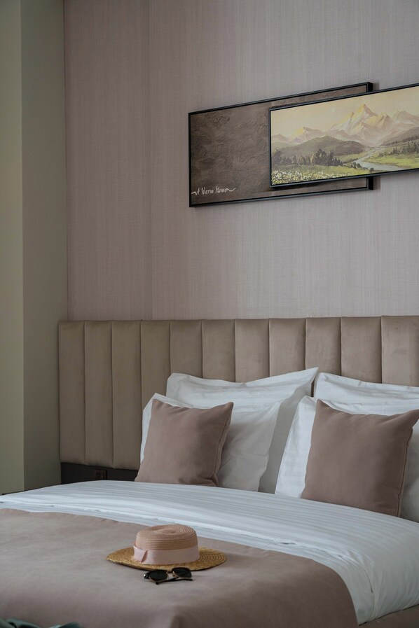 Deluxe-Doppelzimmer, Blick auf den Innenhof | Hochwertige Bettwaren, Minibar, Zimmersafe, Schreibtisch