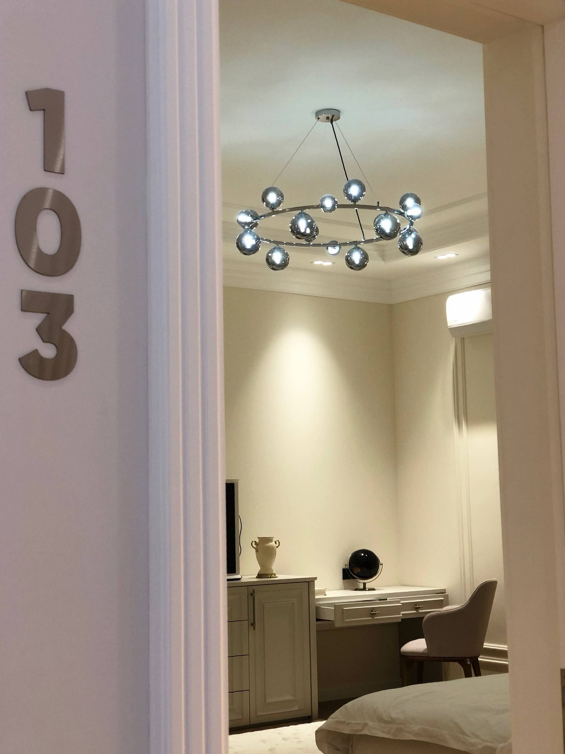 Kahden hengen deluxe-huone, näköala pihalle | Ylelliset vuodevaatteet, minibaari, tallelokero huoneessa, työpöytä