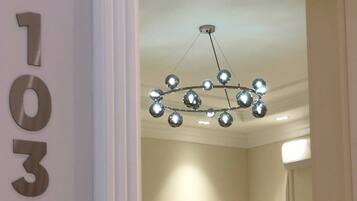 Kahden hengen deluxe-huone, näköala pihalle | Ylelliset vuodevaatteet, minibaari, tallelokero huoneessa, työpöytä