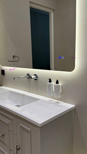 Deluxe-Doppelzimmer, Blick auf den Innenhof | Badezimmer | Dusche, kostenlose Toilettenartikel, Haartrockner, Hausschuhe