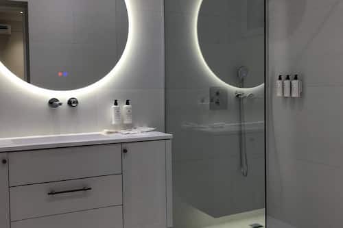Deluxe Double Room, Courtyard View | Bathroom