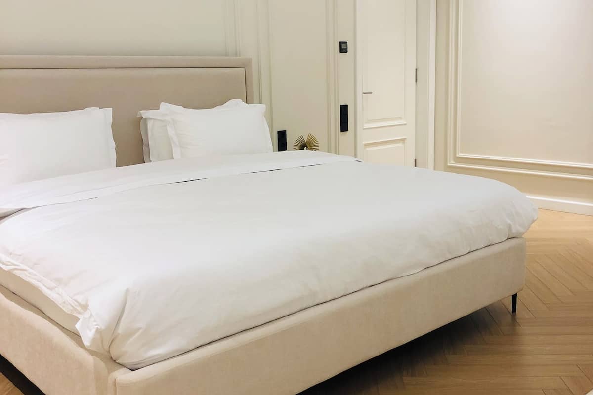 Deluxe Double Room, Courtyard View | Peralatan tempat tidur premium, bar mini, peti besi dalam bilik, meja