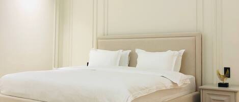 Habitación Deluxe doble, vistas al patio | Ropa de cama de alta calidad, minibar, caja fuerte y escritorio