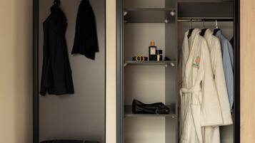 Kahden hengen deluxe-huone, näköala pihalle | Ylelliset vuodevaatteet, minibaari, tallelokero huoneessa, työpöytä