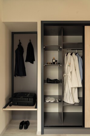 Deluxe-Doppelzimmer, Blick auf den Innenhof | Hochwertige Bettwaren, Minibar, Zimmersafe, Schreibtisch