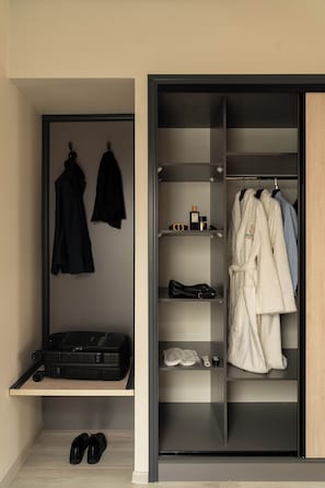 Deluxe-Doppelzimmer, Blick auf den Innenhof | Hochwertige Bettwaren, Minibar, Zimmersafe, Schreibtisch