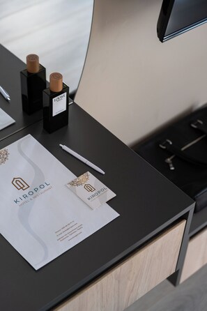 Deluxe-Doppelzimmer, Blick auf den Innenhof | Hochwertige Bettwaren, Minibar, Zimmersafe, Schreibtisch