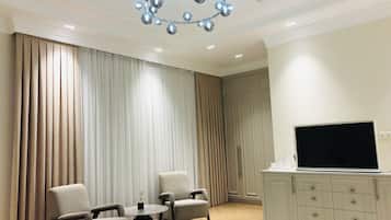 Dobbeltrom – deluxe, bakgårdsutsikt | Oppholdsområde | En 55-centimeters smart-TV med digitale kanaler