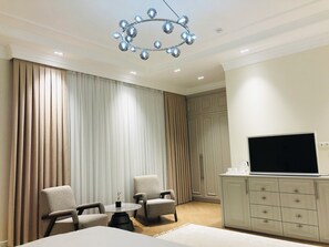 豪華雙人房, 庭園景觀 | 起居區 | 55-公分智慧型電視，提供數位頻道