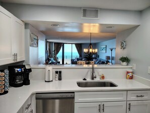 Mikrobølgeovn, ovn, kokeplater og oppvaskmaskin