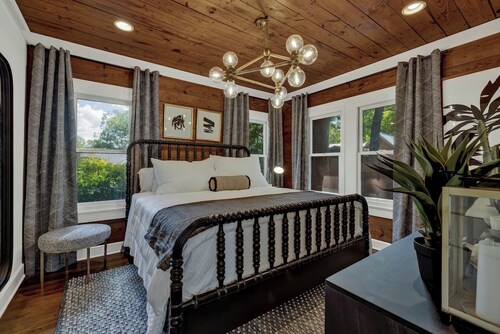 Walk to SOCO | Austin Luxury | Hot Tub | Fire Pit