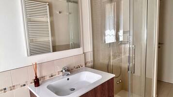 Doccia, asciugacapelli, bidet, asciugamani