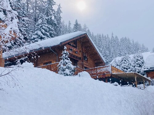 Appartement 'Bas De Lout'Chi Valfréjus' mit Bergblick, privater Terrasse und WLAN