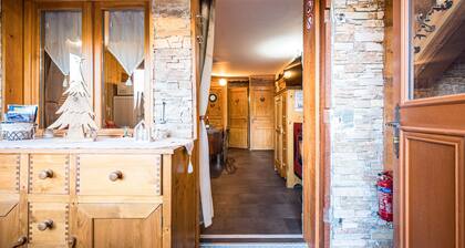 Appartement 'Bas De Lout'Chi Valfréjus' avec vue sur la montagne, terrasse privée et Wi-Fi