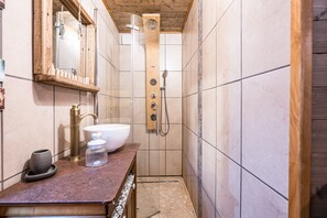 Dusche, kostenlose Toilettenartikel, Haartrockner, Handtücher